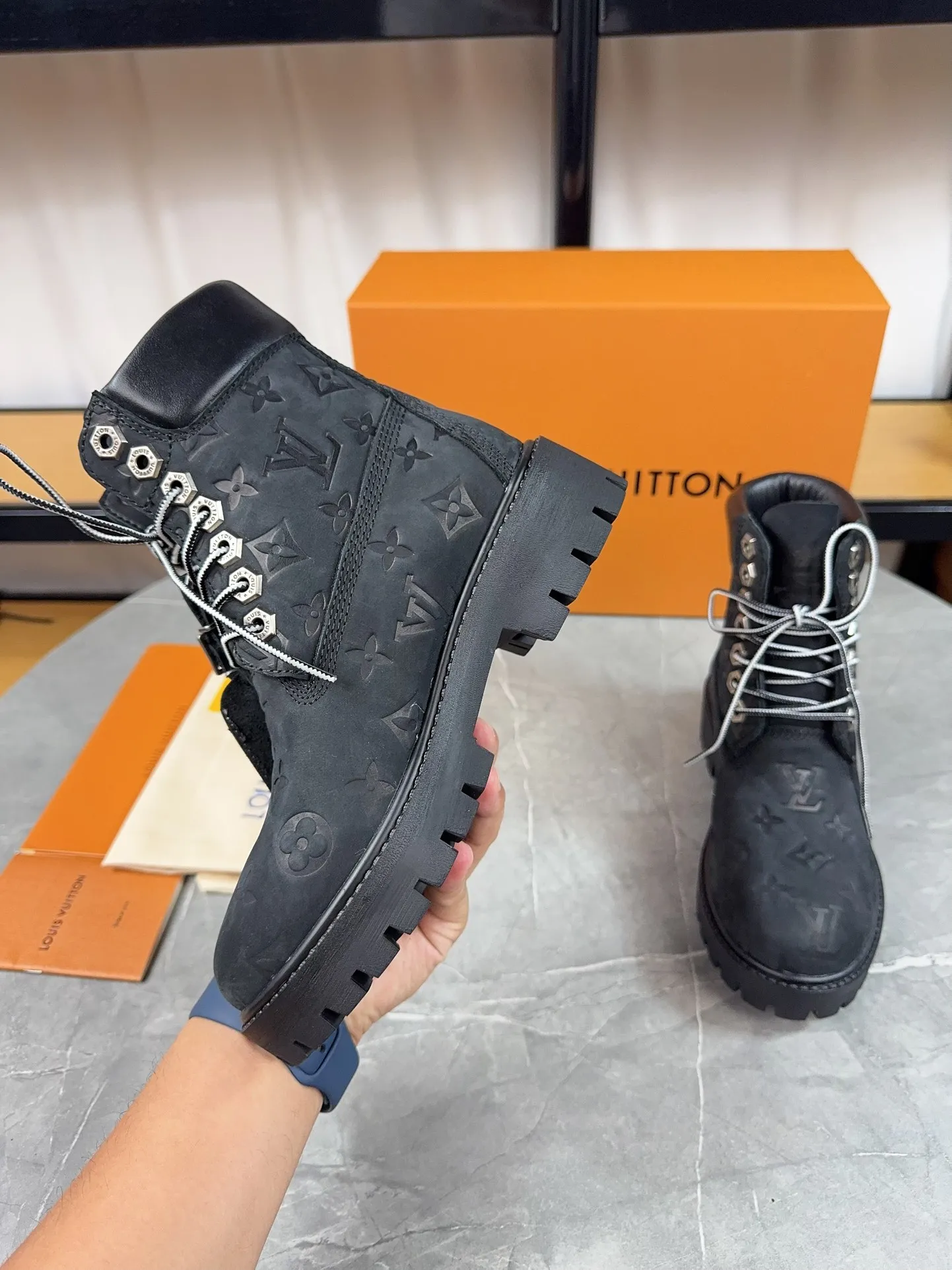 Couple model 💰700 ❤️Top version: Couple model LV x Timberland Timberland joint model Presbyopia Embossed Rhubarb boots Ankle boots Short boots LV x Timberland ankle boots are made of Monogram embossed waterproof nubuck cow leather, relying on the brand's exquisite craftsmanship to carefully reshape the classic Timberland 6-inch boot shape in Italy, and make an eye-catching appearance in 2024 created by Pharrell Williams with American workwear style Autumn and winter menswear show. Monogram embossed tongue, original Timberland laces and outsole are exquisite details, and the leather label expresses the cooperation logo. Exquisite packaging at the delivery counter🛍📦 ▪️Material: Original customized imported first-layer cowhide ▪️Inner lining: Original customized leather lining/mesh lining ▪️Outsole: Original molded anti-slip rubber material ▪️Sole thickness: 3.5CM ▪️Size: Women's 35-40 Men's 39-46